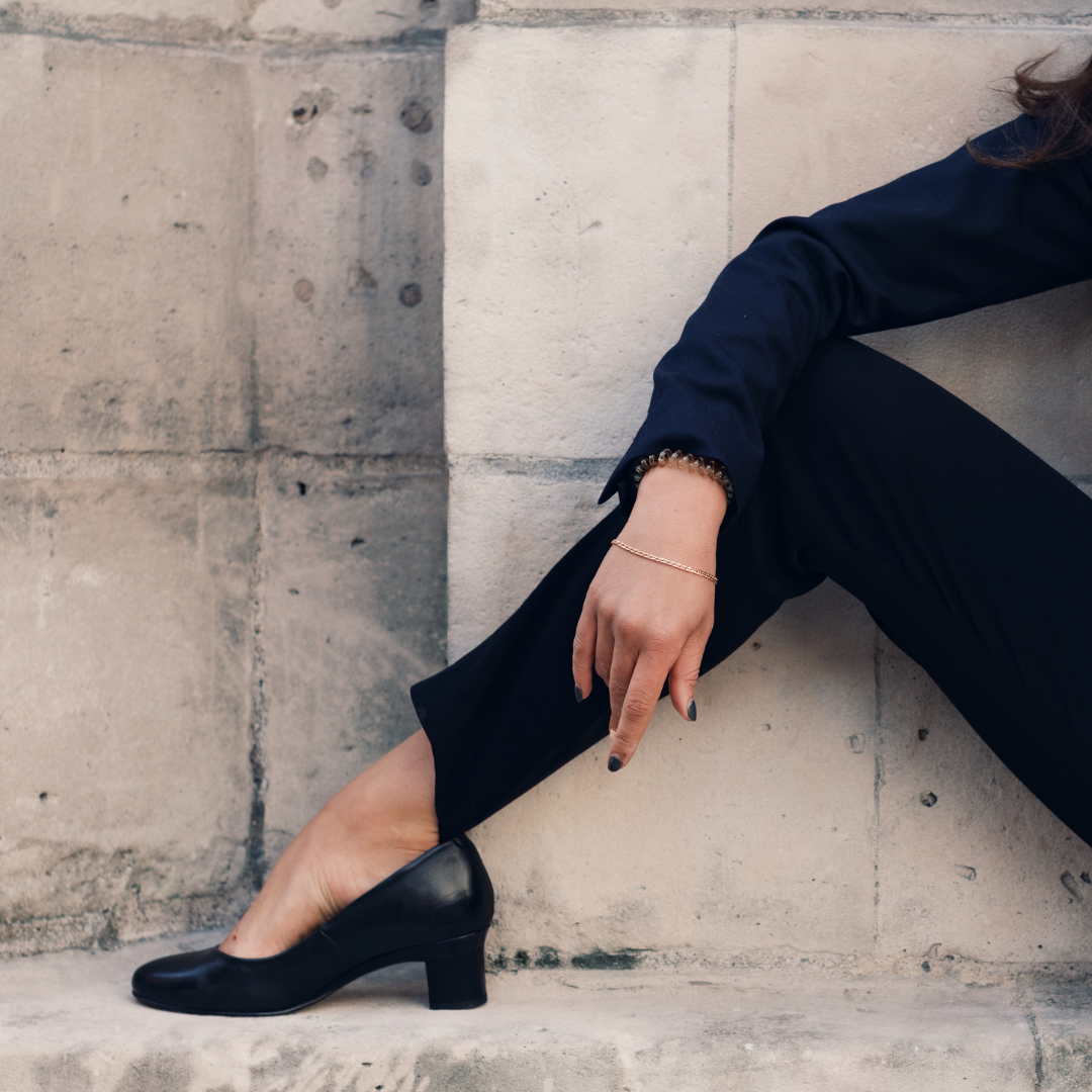 <tc>Ivy Black Lambskin Round Toe Pump</tc>