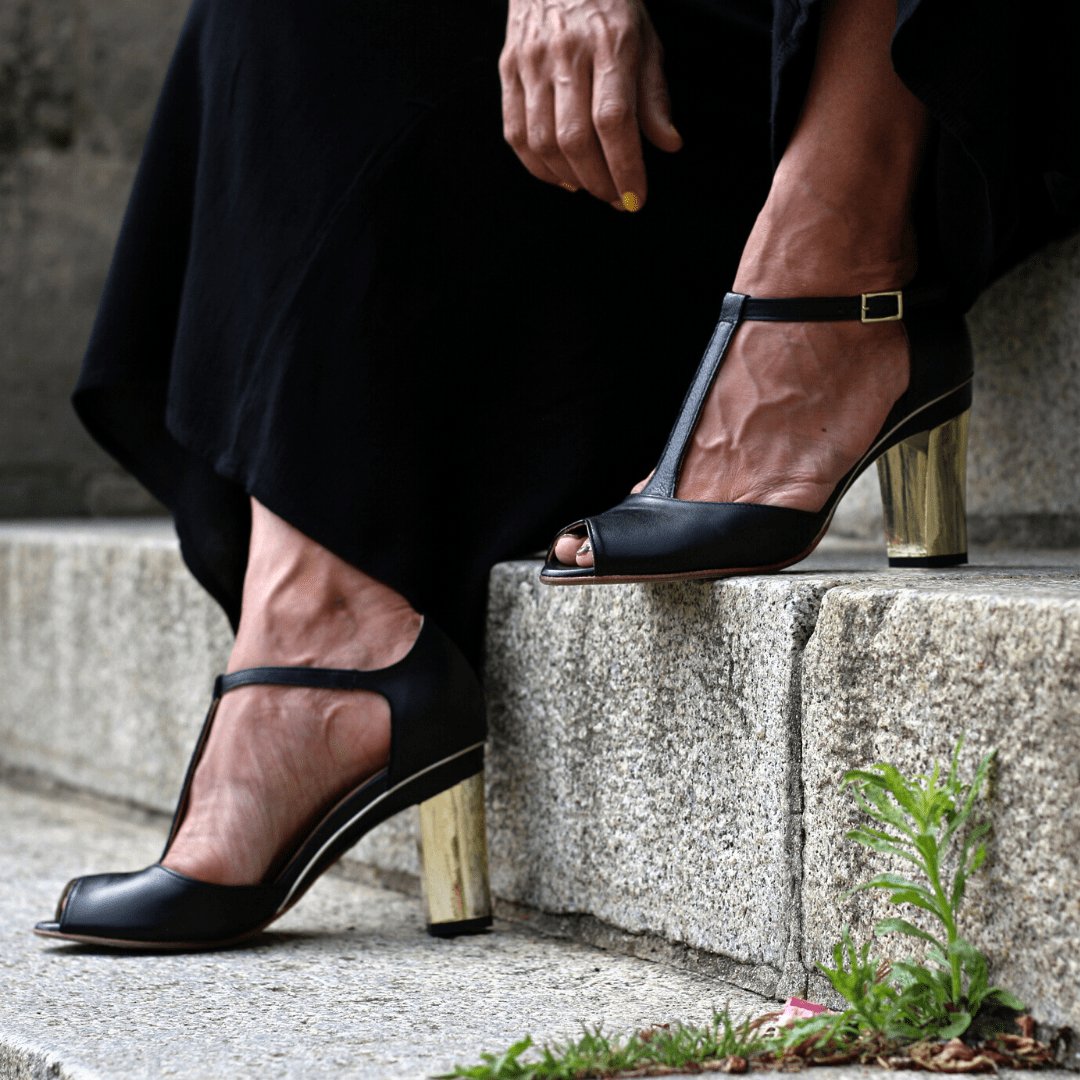 sandale à talon noire portée